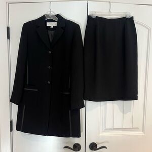 Larry Levine Size 6 Skirt Suit